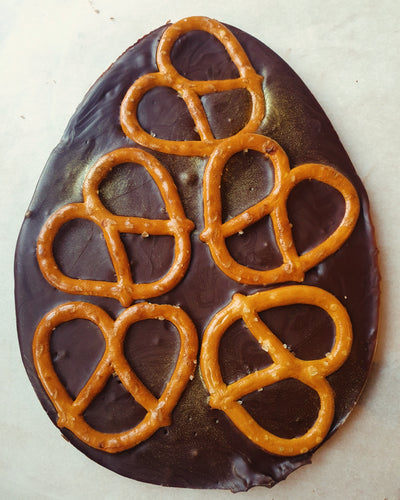 Dark pretsel egg