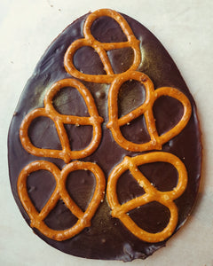 Dark pretsel egg