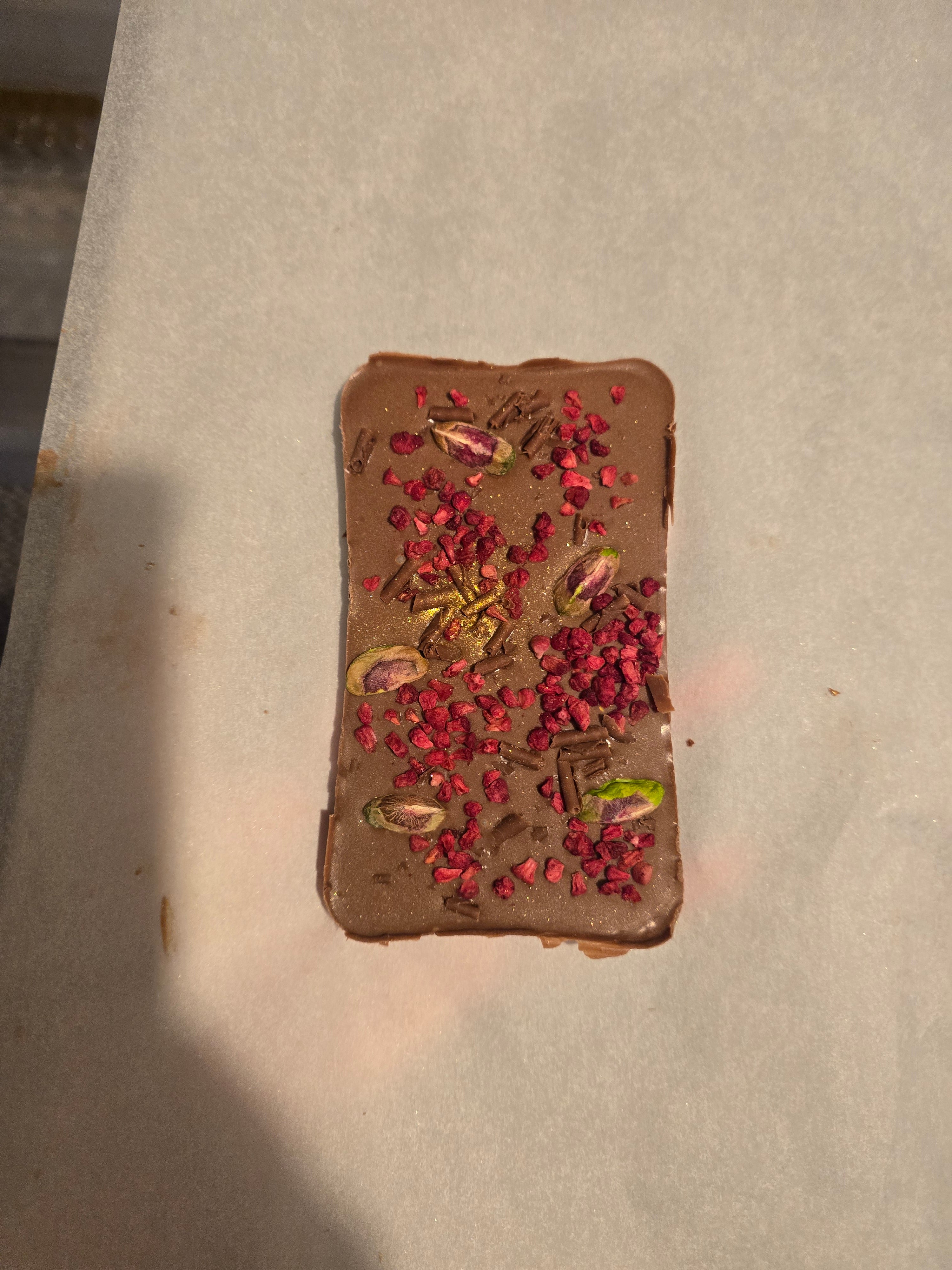 Milk raspberry and pistachio bar